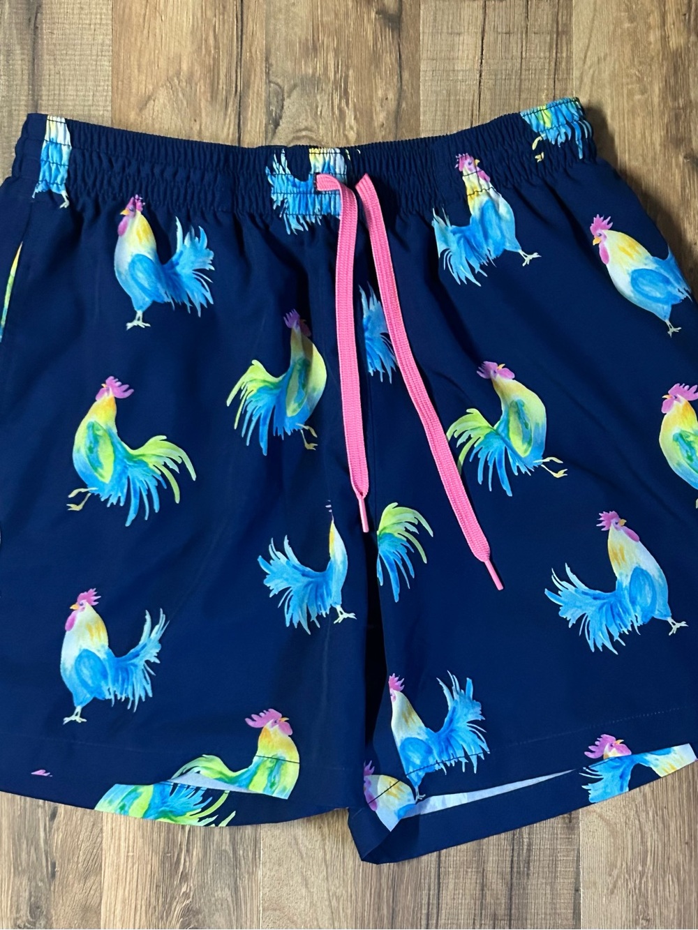 Chubbies Swim Trunks 5.5 inch EUC  Roosters  Large “The Foul Plays”  Pool Beach